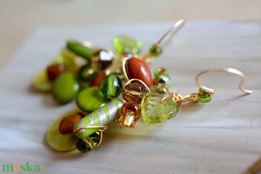 Fülbevaló Pillefürt - Zöld, arany, barna - nikkelmentes - ékszer - fülbevaló - lógó fülbevaló - Meska.hu