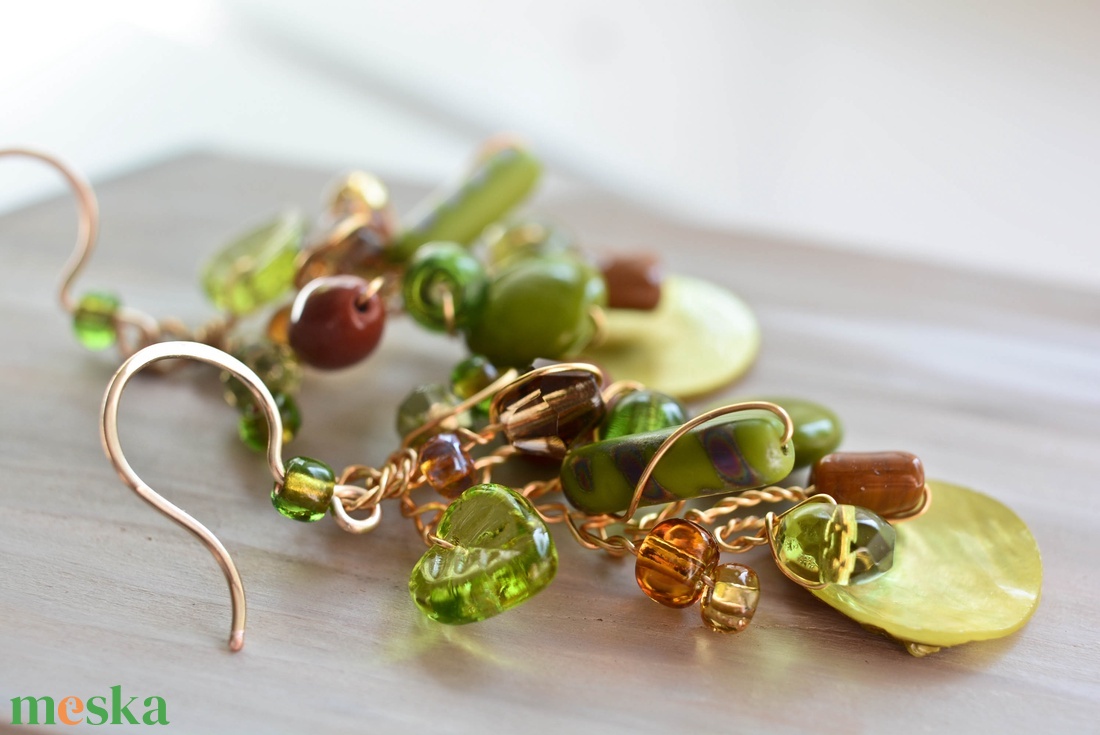 Fülbevaló Pillefürt - Zöld, arany, barna - nikkelmentes - ékszer - fülbevaló - lógó fülbevaló - Meska.hu