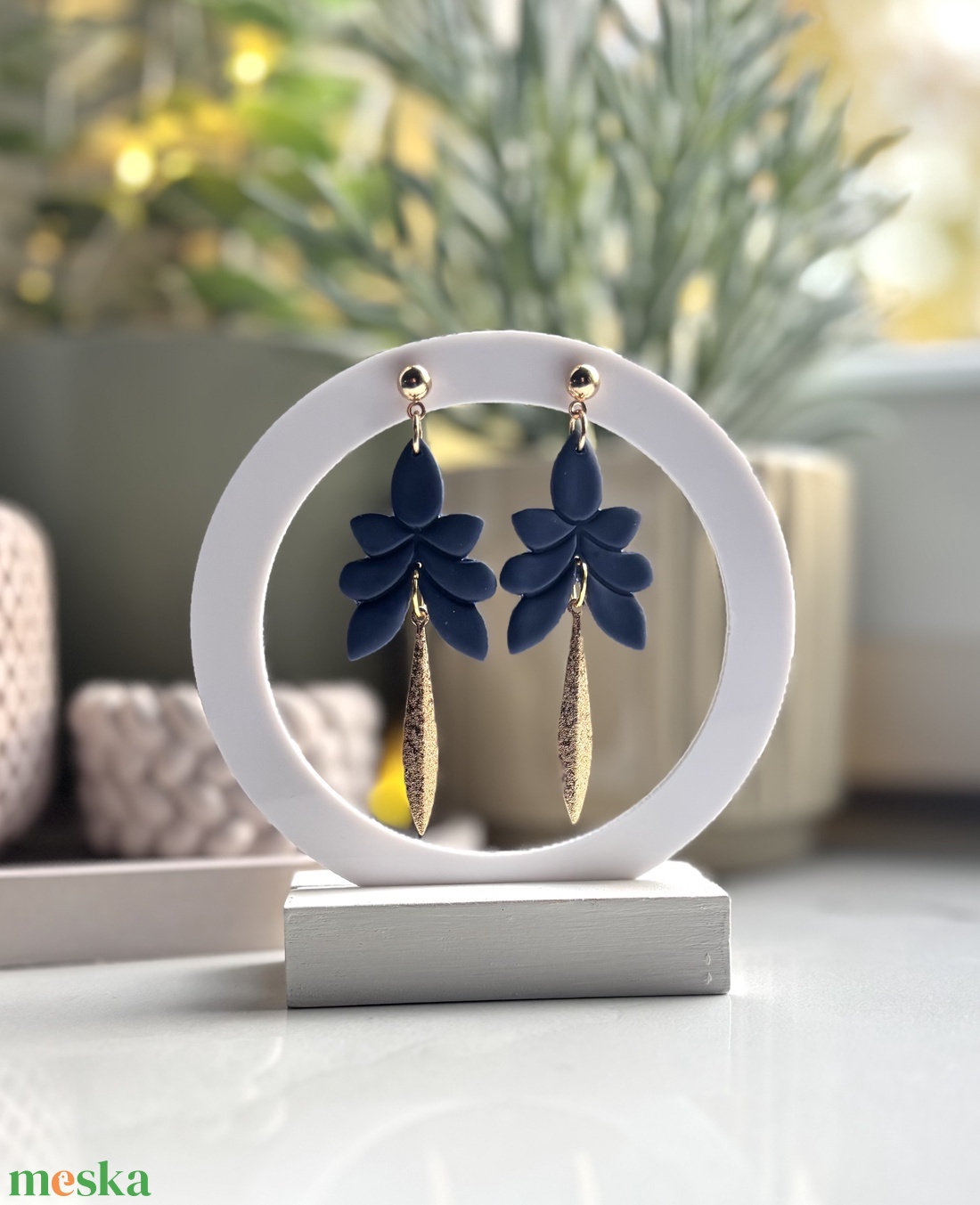 Lilien - Mély Tengerkék Fülbevaló Arany Színű Medállal - ékszer - fülbevaló - lógó fülbevaló - Meska.hu