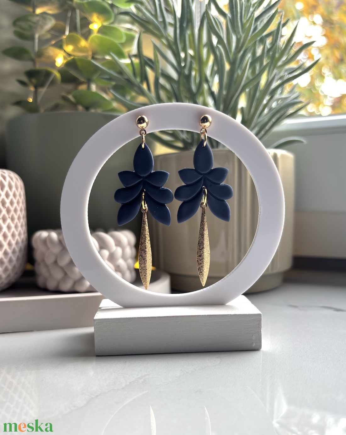 Lilien - Mély Tengerkék Fülbevaló Arany Színű Medállal - ékszer - fülbevaló - lógó fülbevaló - Meska.hu