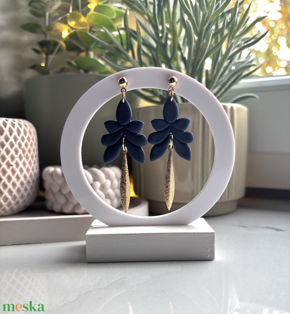 Lilien - Mély Tengerkék Fülbevaló Arany Színű Medállal - ékszer - fülbevaló - lógó fülbevaló - Meska.hu