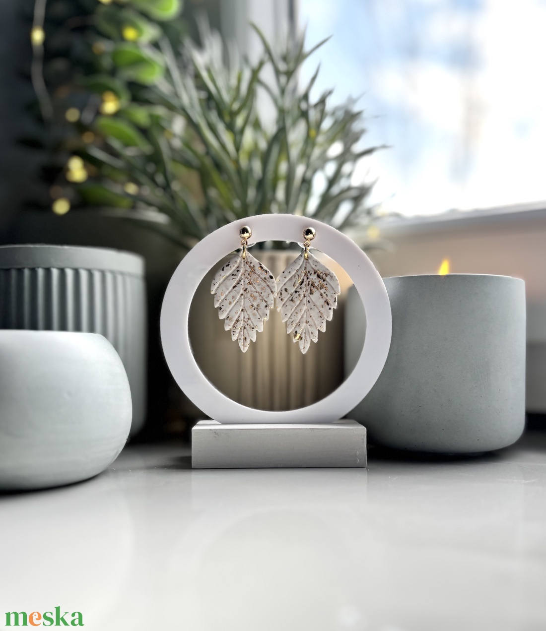 Lily - Arany Szemcsés Fehér Levél Fülbevaló - esküvő - ékszer - fülbevaló - Meska.hu