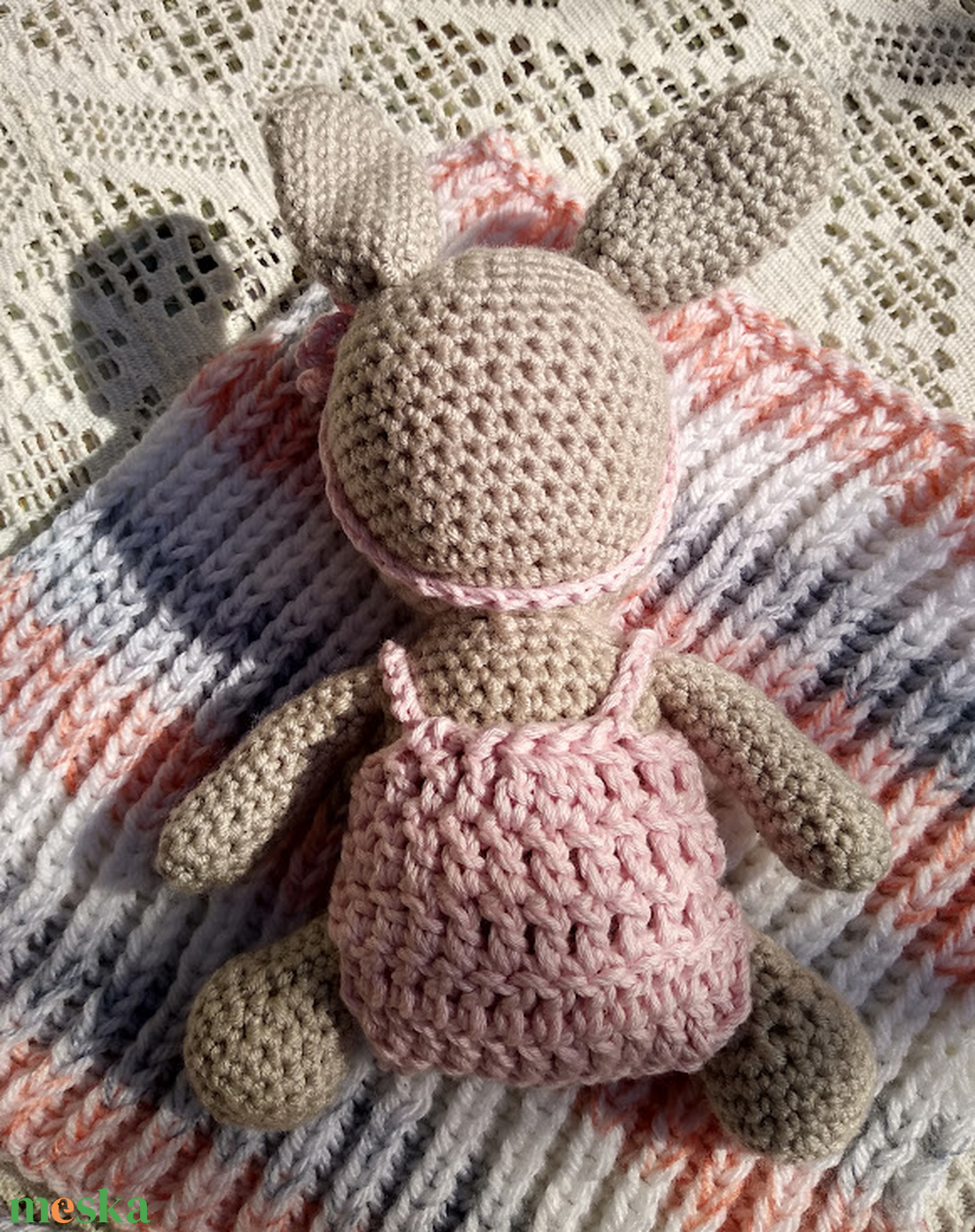 Horgolt nyuszi pólyában - játék & sport - plüssállat & játékfigura - nyuszi - Meska.hu