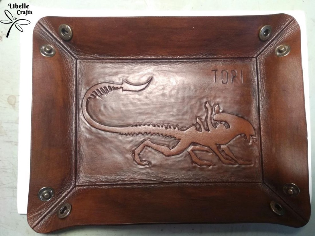 Alienes kockadobó tálca - játék & sport - táblajáték és kártyajáték - társasjátékok - dobókocka - Meska.hu