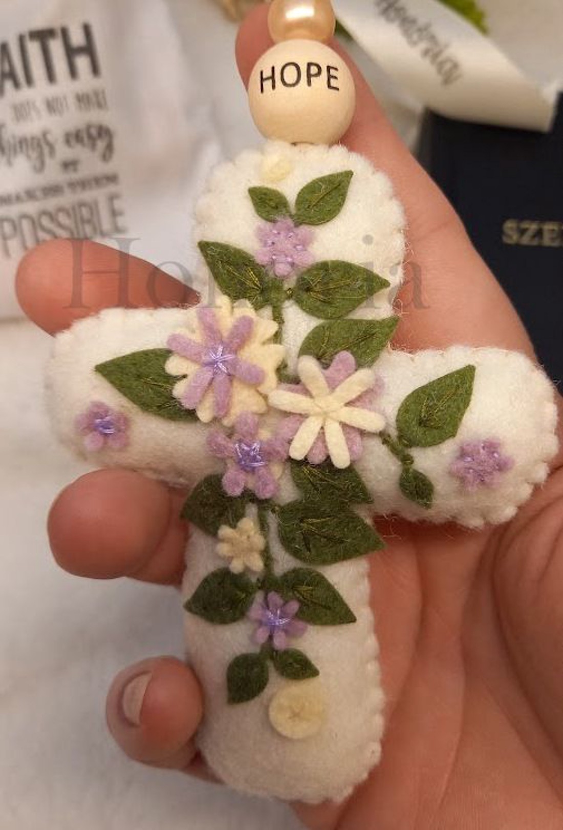 Kereszt, filc virágokkal-Bibliai igés zsákban-HOPE-bézs - otthon & életmód - vallás - kereszt - Meska.hu