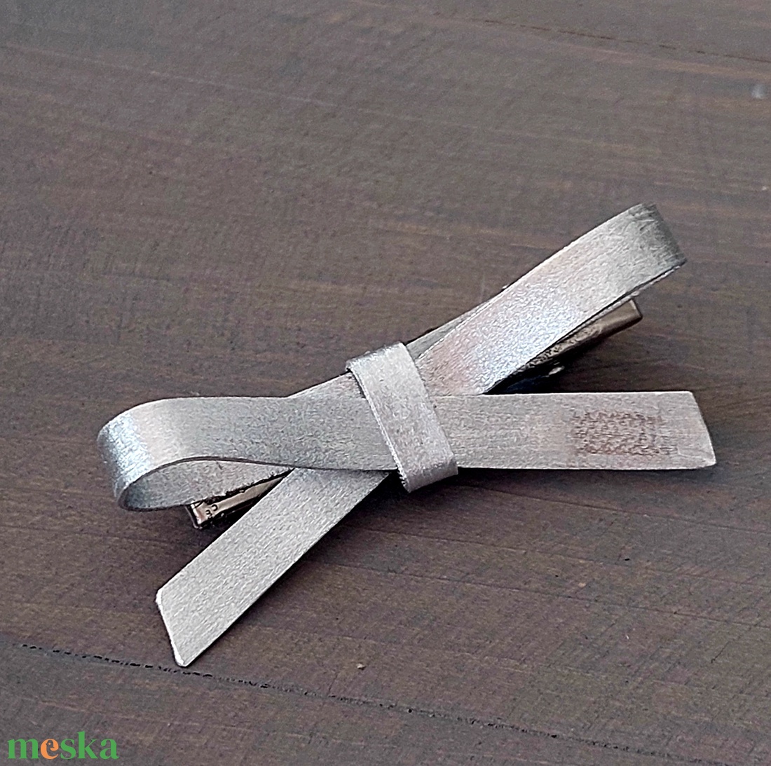 Ezüst masni kitűző és hajcsatt - ékszer - kitűző és bross - ruha & cipőklipsz - Meska.hu Ezüst masni kitűző és hajcsatt - ékszer - kitűző és bross - ruha & cipőklipsz - Meska.hu