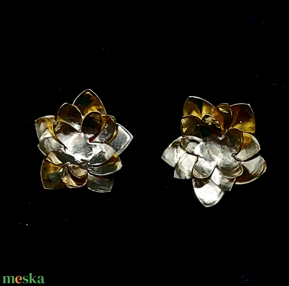 Különleges Lótuszvirág fülbevaló sárgarézből  - ékszer - fülbevaló - pötty fülbevaló - Meska.hu