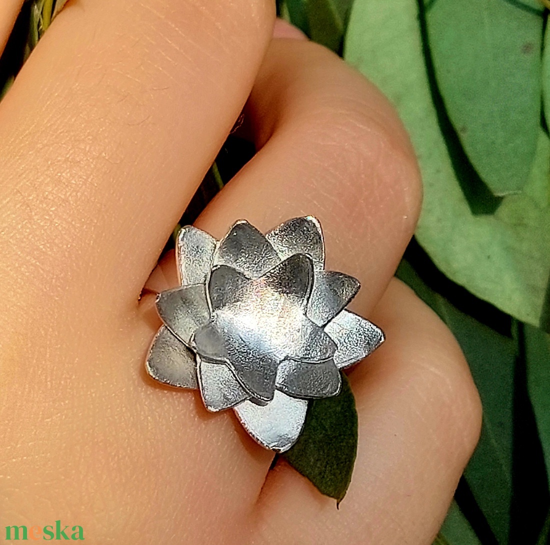 Minimál  LÓTUSZVIRÁG gyűrű alumíniumból  - ékszer - gyűrű - statement gyűrű - Meska.hu