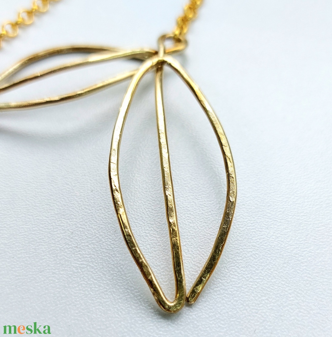 Levél medálos lánc sárgarézből, arany színű láncon - ékszer - nyaklánc - medálos nyaklánc - Meska.hu