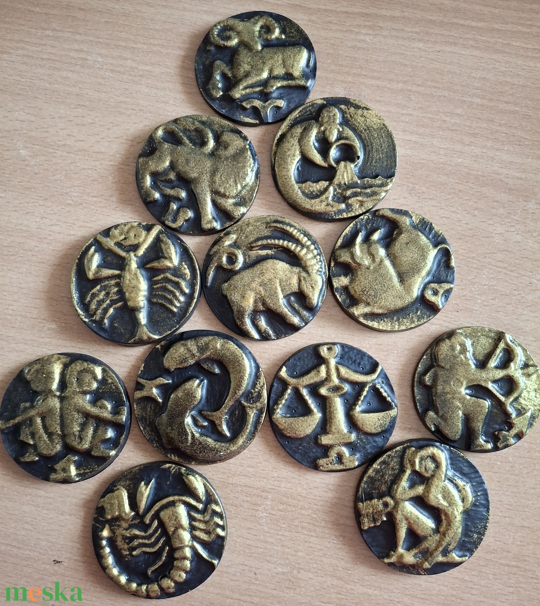 Antikolt Arany Horoszkópos Hűtőmágnes - Egyedi Kézműves Csillagjegy Ajándék - otthon & életmód - konyhafelszerelés, tálalás - konyhai dekoráció - hűtőmágnes - Meska.hu