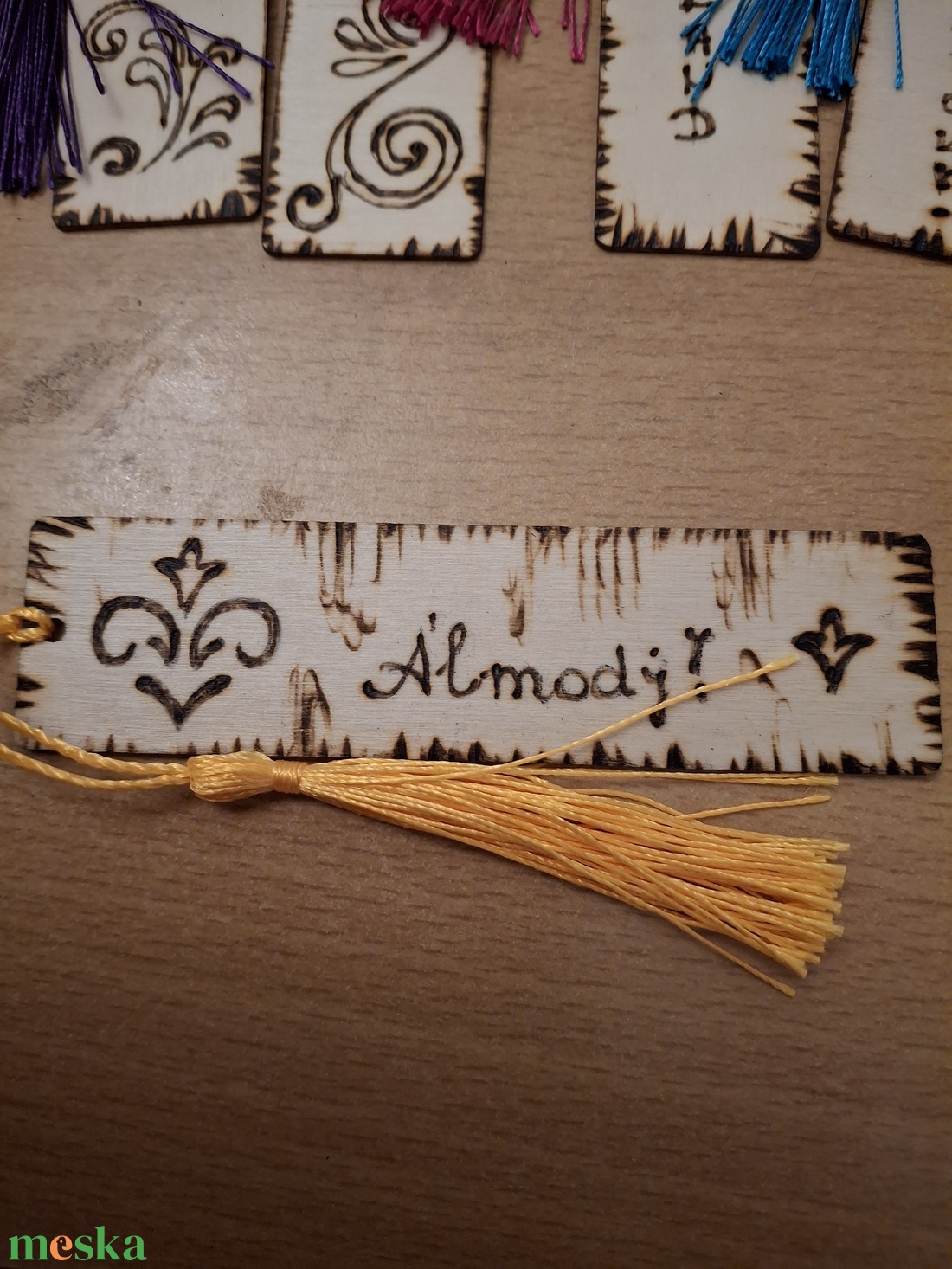 Kézzel pirogravírozott fa könyvjelző � Rusztikus Kuckó kollekció színes bojttal - könyv & zene - könyvjelző - Meska.hu