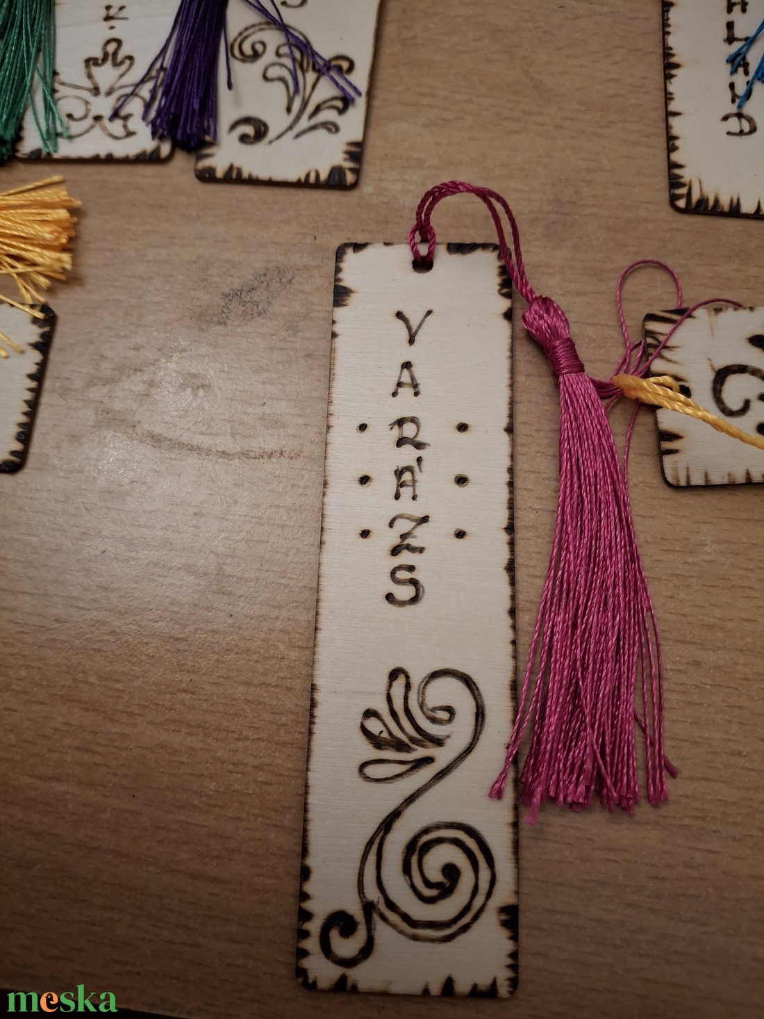 Kézzel pirogravírozott fa könyvjelző � Rusztikus Kuckó kollekció színes bojttal - könyv & zene - könyvjelző - Meska.hu