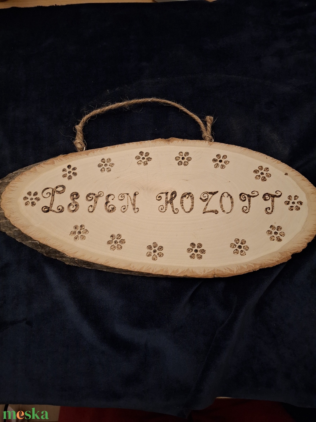 Isten Hozott Nálunk � XL méretű, kézzel égetett rusztikus üdvözlőtábla valódi faszeleten - otthon & életmód - dekoráció - ajtó- és ablak dekoráció - ajtódísz & kopogtató - Meska.hu