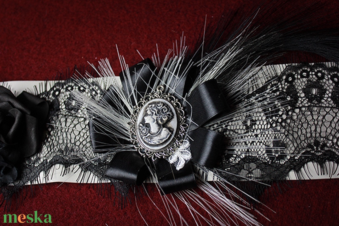 Viktoriánus/steampunk goth cilinder dísz, kámeával, fekete-fehér összeállítás, csipkével - ruha & divat - sál, sapka, kendő - kalap - Meska.hu Viktoriánus/steampunk goth cilinder dísz, kámeával, fekete-fehér összeállítás, csipkével - ruha & divat - sál, sapka, kendő - kalap - Meska.hu