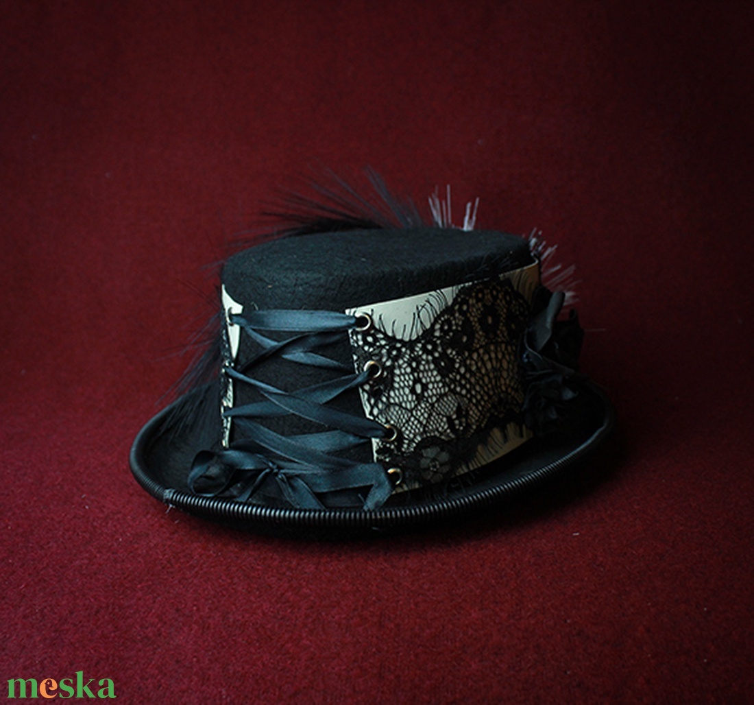 Viktoriánus/steampunk goth cilinder dísz, kámeával, fekete-fehér összeállítás, csipkével - ruha & divat - sál, sapka, kendő - kalap - Meska.hu Viktoriánus/steampunk goth cilinder dísz, kámeával, fekete-fehér összeállítás, csipkével - ruha & divat - sál, sapka, kendő - kalap - Meska.hu