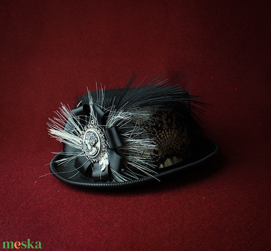 Viktoriánus/steampunk goth cilinder dísz, kámeával, fekete-fehér összeállítás, csipkével - ruha & divat - sál, sapka, kendő - kalap - Meska.hu Viktoriánus/steampunk goth cilinder dísz, kámeával, fekete-fehér összeállítás, csipkével - ruha & divat - sál, sapka, kendő - kalap - Meska.hu