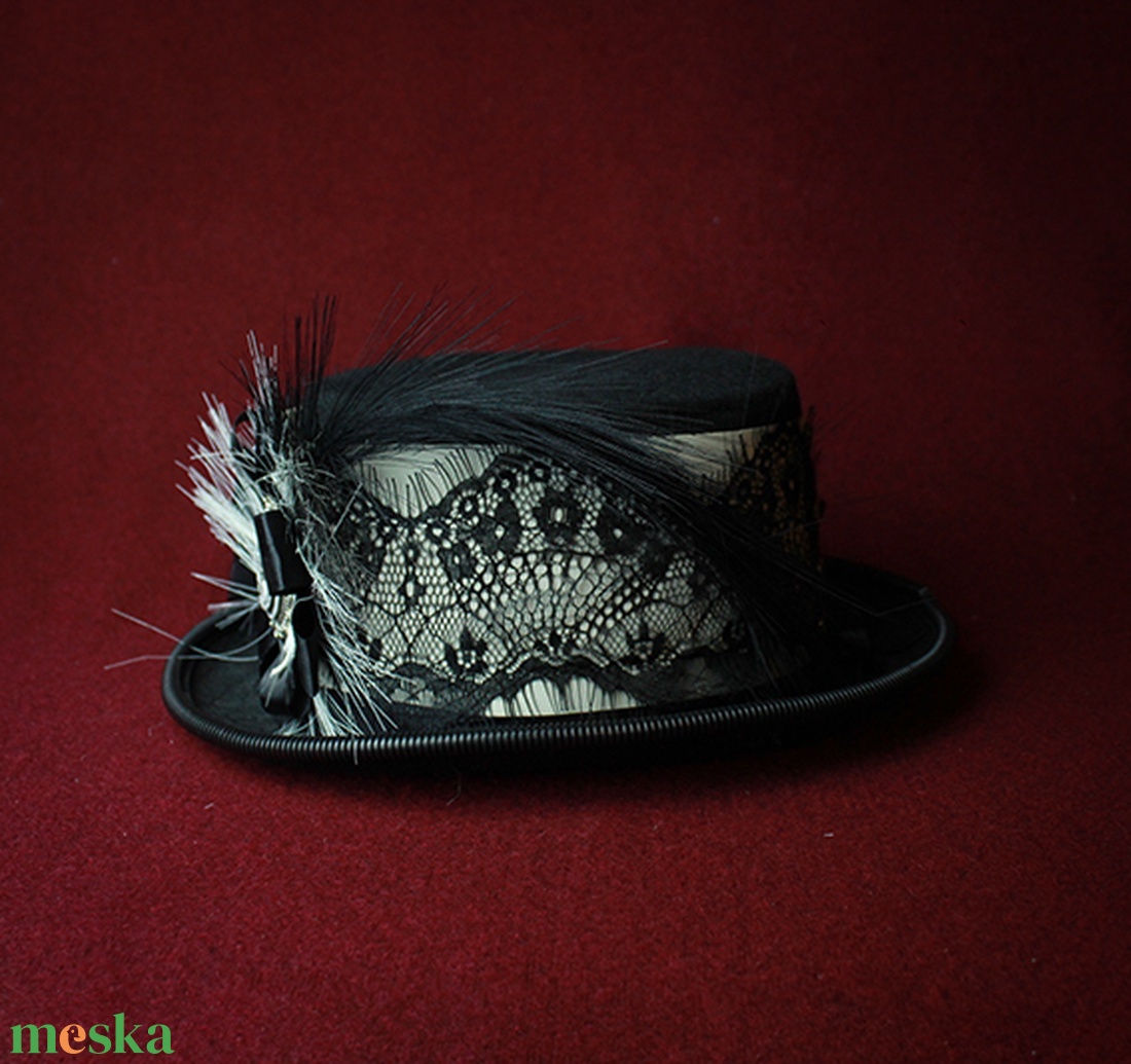 Viktoriánus/steampunk goth cilinder dísz, kámeával, fekete-fehér összeállítás, csipkével - ruha & divat - sál, sapka, kendő - kalap - Meska.hu Viktoriánus/steampunk goth cilinder dísz, kámeával, fekete-fehér összeállítás, csipkével - ruha & divat - sál, sapka, kendő - kalap - Meska.hu