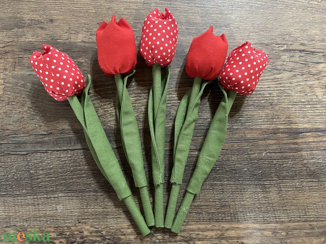 Textil tulipán Piros pöttyös - otthon & életmód - dekoráció - asztal és polc dekoráció - asztaldísz - Meska.hu Textil tulipán Piros pöttyös - otthon & életmód - dekoráció - asztal és polc dekoráció - asztaldísz - Meska.hu