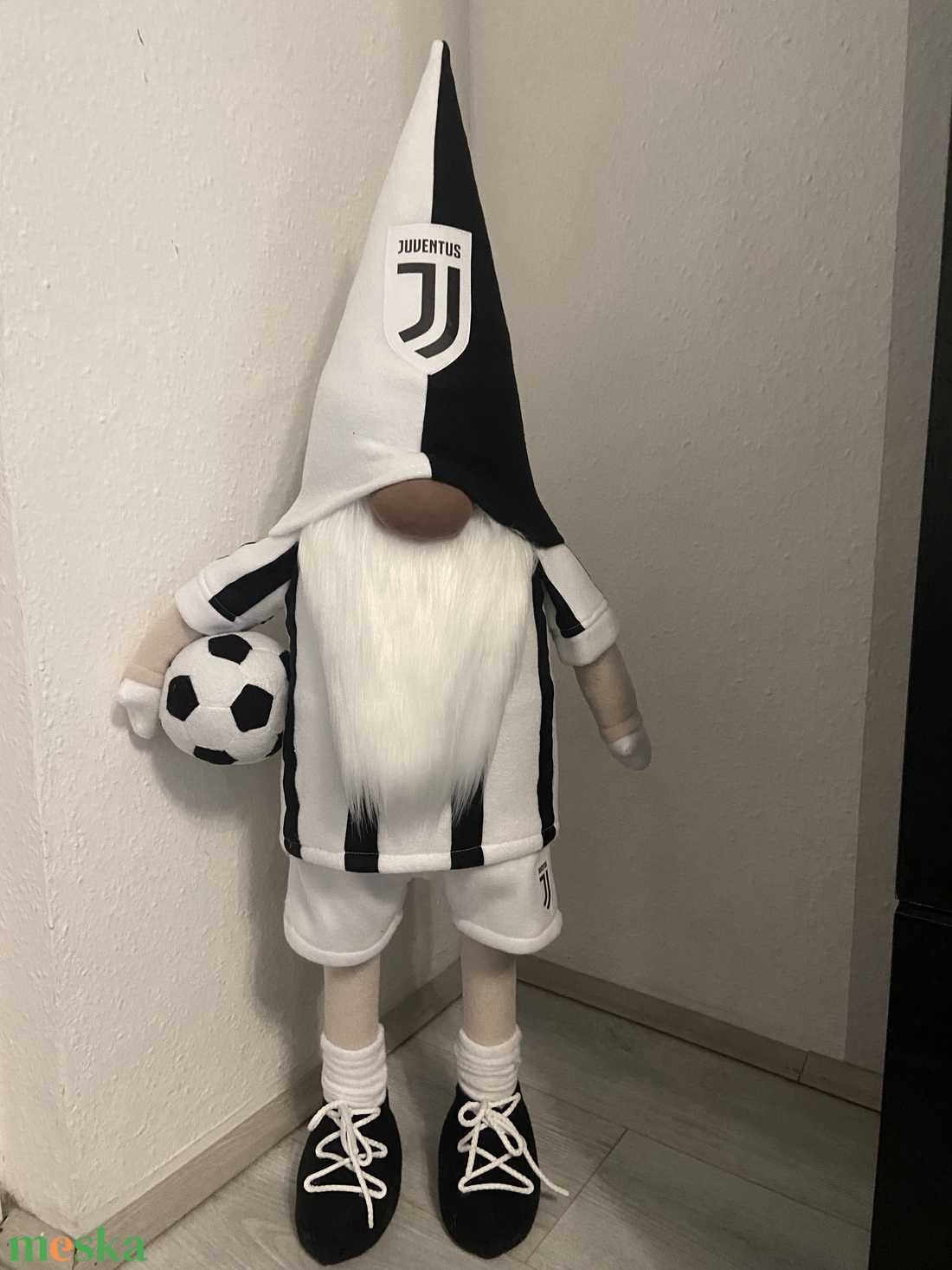 Álló Focis manó. Juventus . 100 cm - otthon & életmód - dekoráció - asztal és polc dekoráció - asztaldísz - Meska.hu Álló Focis manó. Juventus . 100 cm - otthon & életmód - dekoráció - asztal és polc dekoráció - asztaldísz - Meska.hu