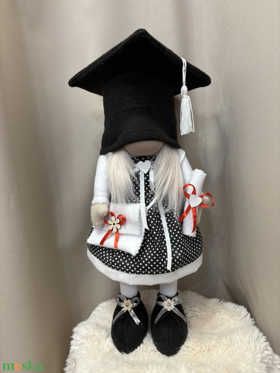 Álló Ballagó manólány Fekete - otthon & életmód - dekoráció - asztal és polc dekoráció - asztaldísz - Meska.hu