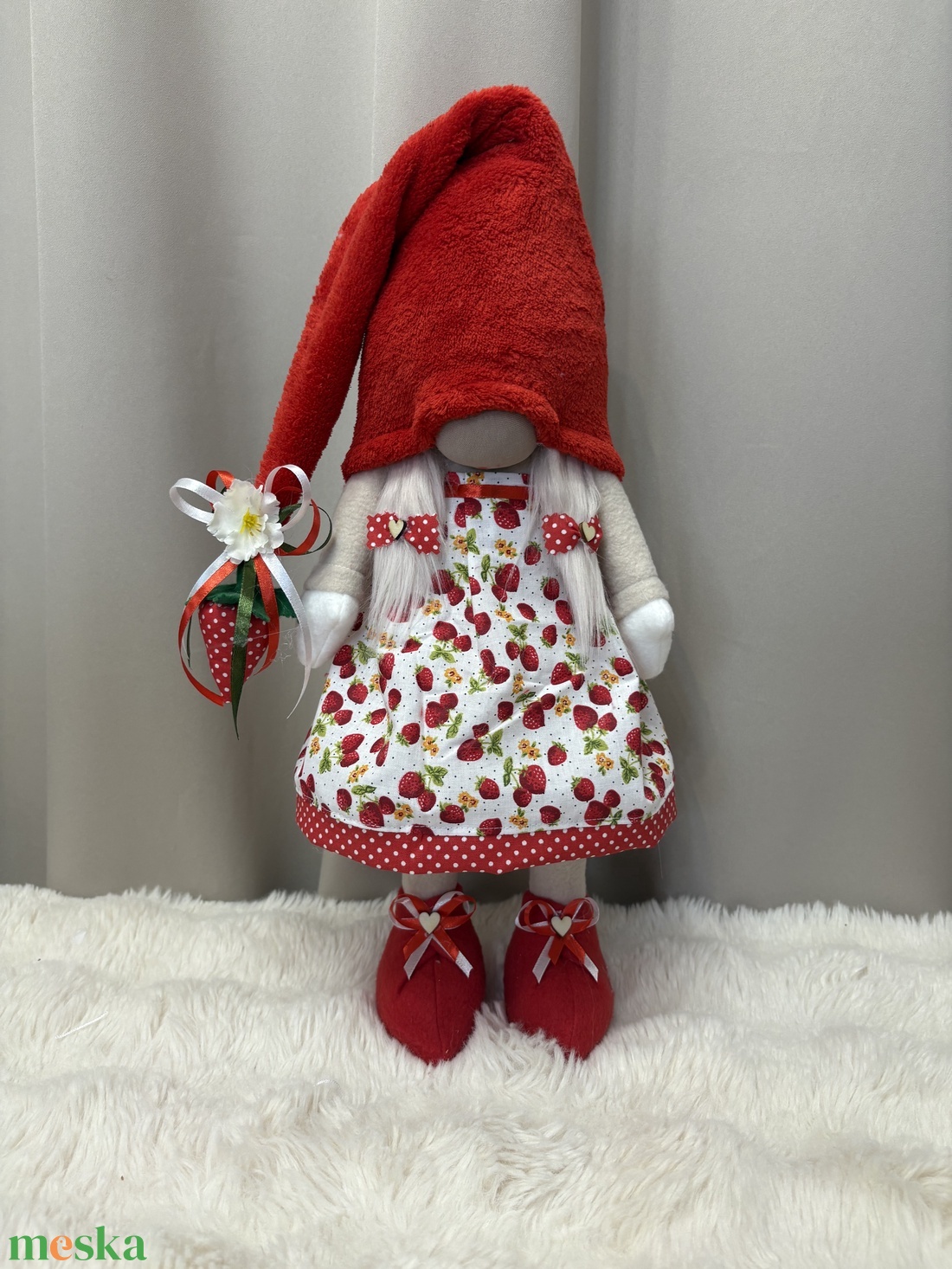 Piros epres manólány - otthon & életmód - dekoráció - asztal és polc dekoráció - asztaldísz - Meska.hu