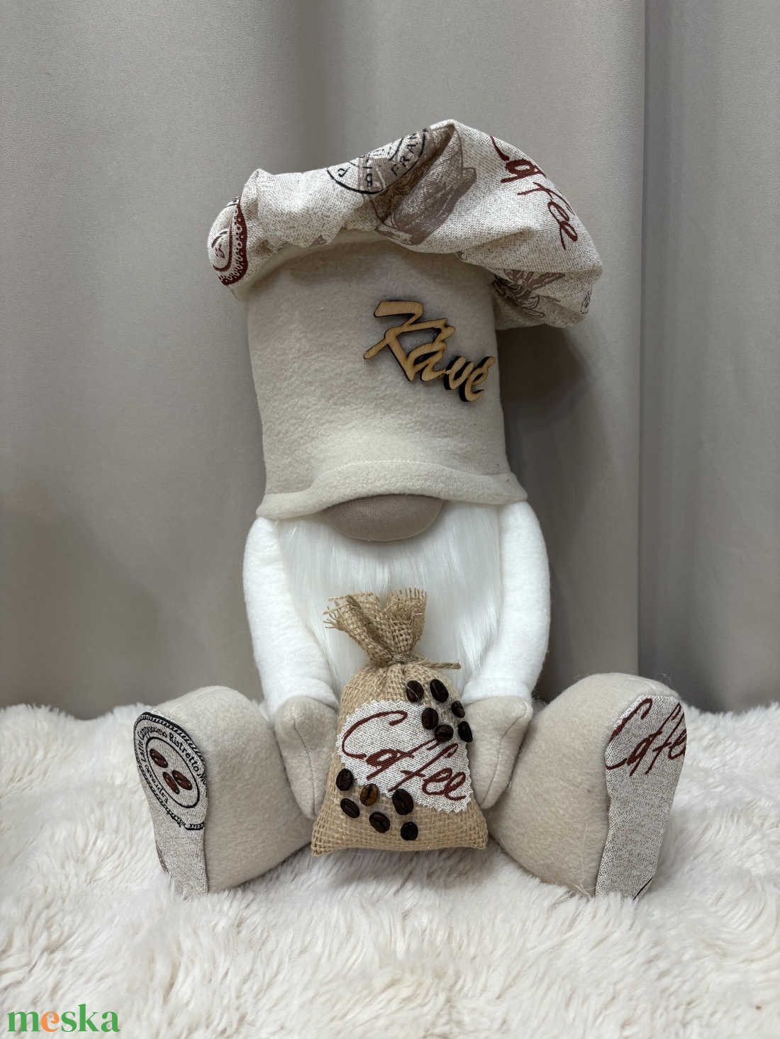 Ülő káv�s manó.zsákkal. 35 cm - otthon & életmód - dekoráció - asztal és polc dekoráció - asztaldísz - Meska.hu