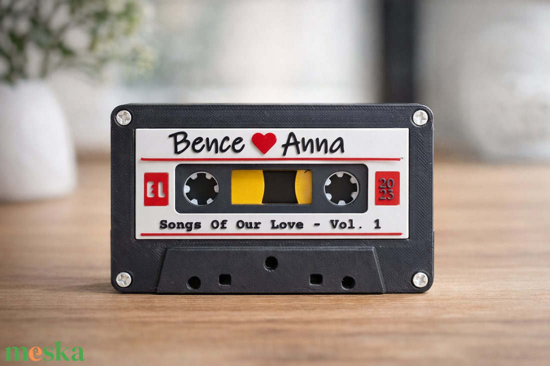 Névre szóló retro kazetta dísz, egyedi nevekkel/felirattal és zenével - művészet - bakelit lemezek & kazetták - Meska.hu