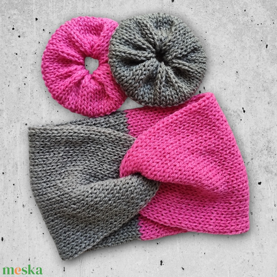 Pink - szürke kétszínű kötött fülmelegítő scrunchie hajgumival - ruha & divat - sál, sapka, kendő - fejpánt - Meska.hu Pink - szürke kétszínű kötött fülmelegítő scrunchie hajgumival - ruha & divat - sál, sapka, kendő - fejpánt - Meska.hu