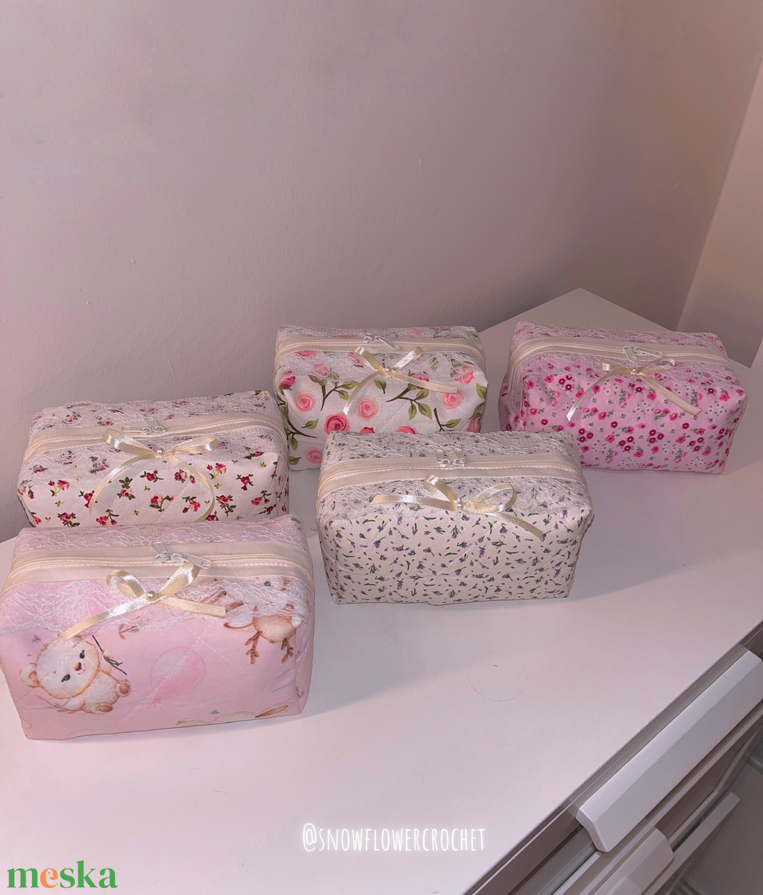 Aurora Lace Coquette Vintage csipkés neszesszer, romantikus sminktáska, masnival és csipkével - táska & tok - neszesszer - Meska.hu