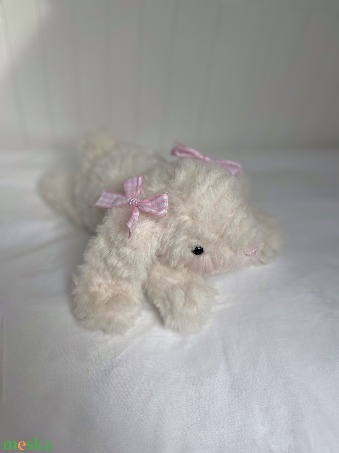 �Ellie - horgolt nyuszi masnival - Coquette stílusú egyedi fekvő amigurumi plüss - játék & sport - plüssállat & játékfigura - nyuszi - Meska.hu