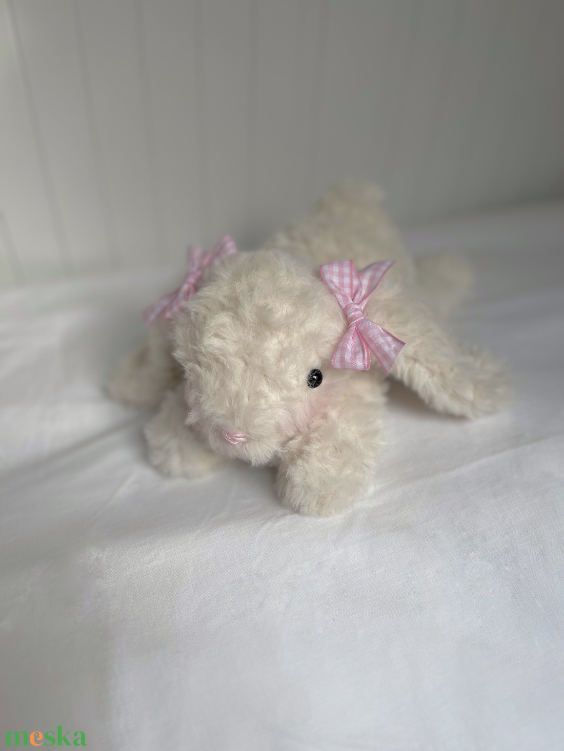 �Ellie - horgolt nyuszi masnival - Coquette stílusú egyedi fekvő amigurumi plüss - játék & sport - plüssállat & játékfigura - nyuszi - Meska.hu