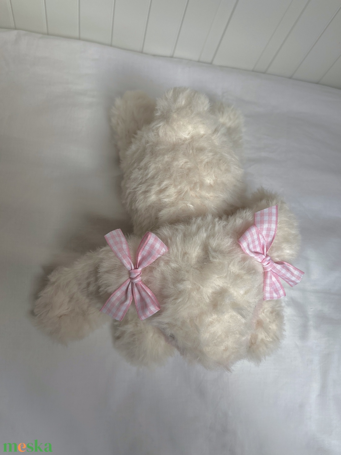 �Ellie - horgolt nyuszi masnival - Coquette stílusú egyedi fekvő amigurumi plüss - játék & sport - plüssállat & játékfigura - nyuszi - Meska.hu