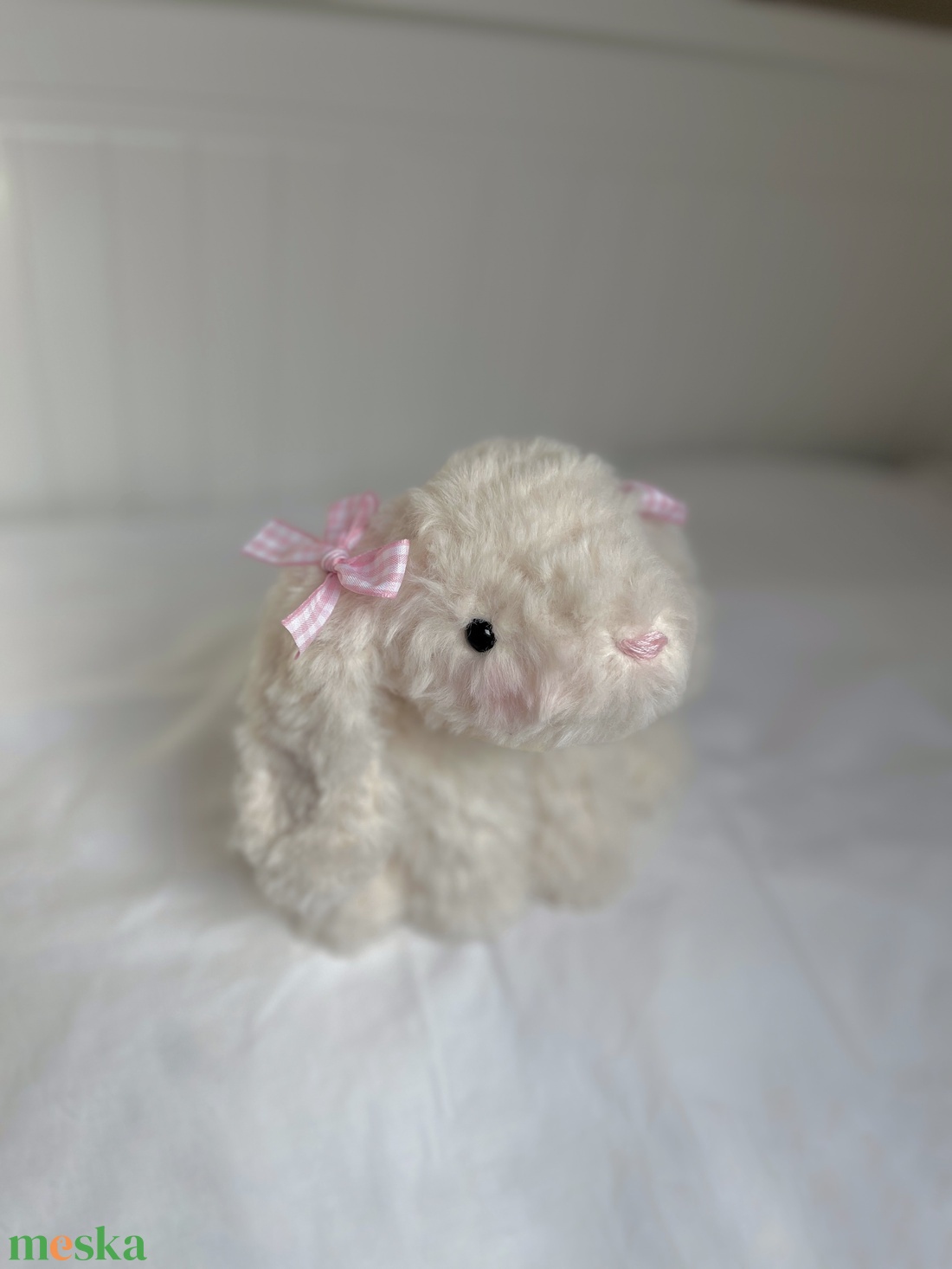 �Ellie - horgolt nyuszi masnival - Coquette stílusú egyedi fekvő amigurumi plüss - játék & sport - plüssállat & játékfigura - nyuszi - Meska.hu