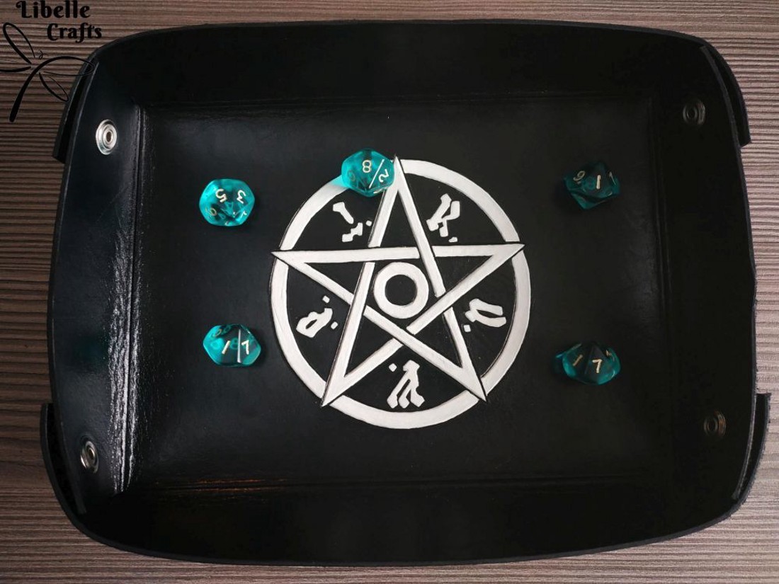 M.A.G.U.S. szimbólumos kockadobó tálca - játék & sport - táblajáték és kártyajáték - társasjátékok - dobókocka - Meska.hu