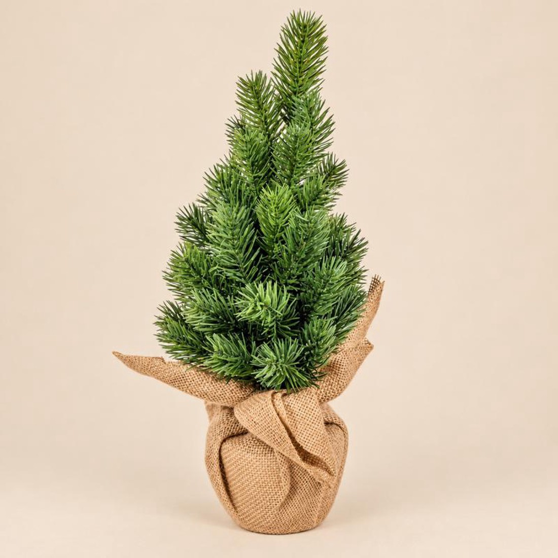Zöld műfenyő jutazsákban � 36 cm - kellékek & szerszámok - dekorációs kellékek - dekorfenyő - Meska.hu