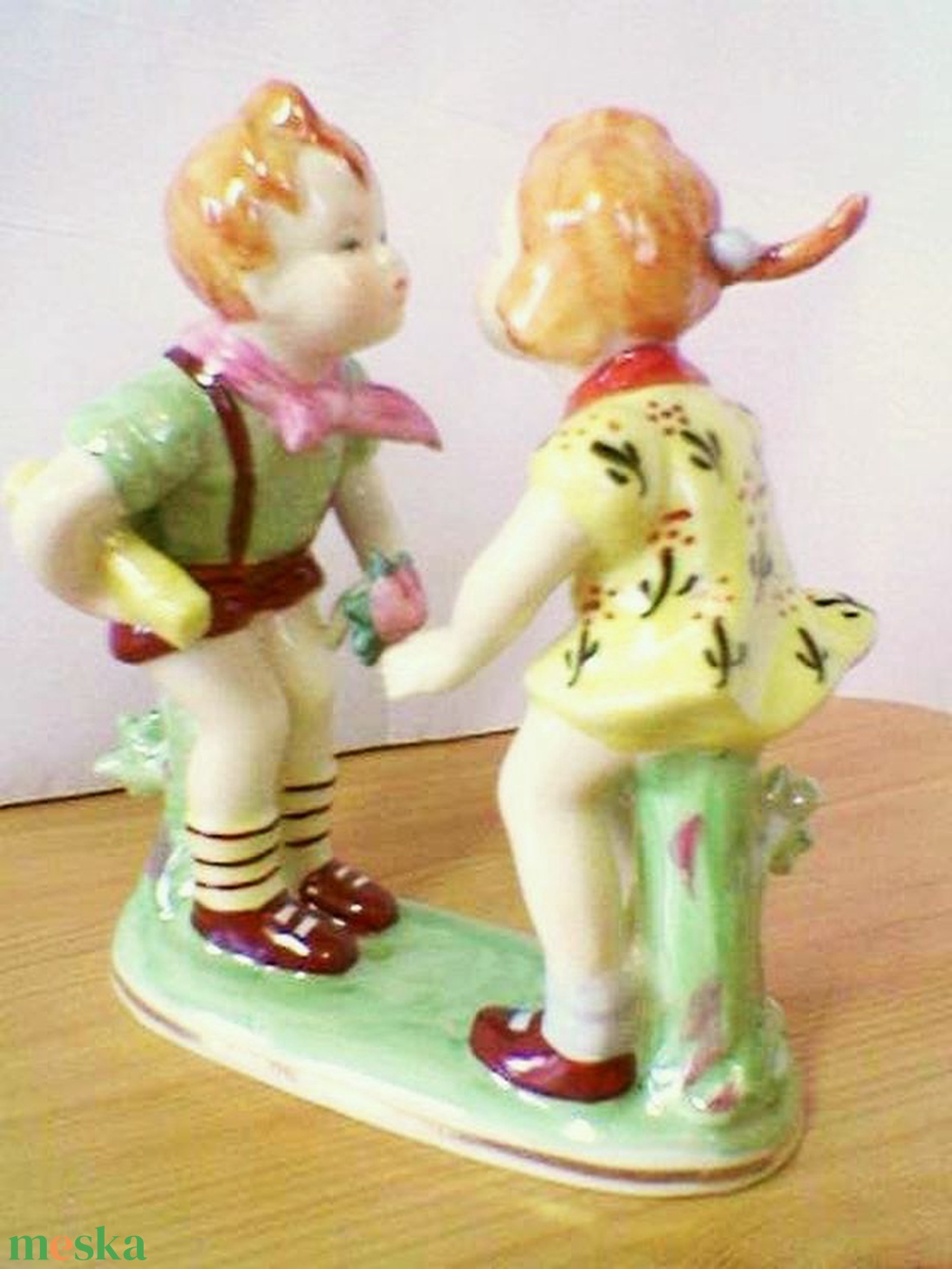 Puszilkodó gyermekpár. Erphila Germany, szignált műtárgy - művészet - szobor - kerámia - Meska.hu