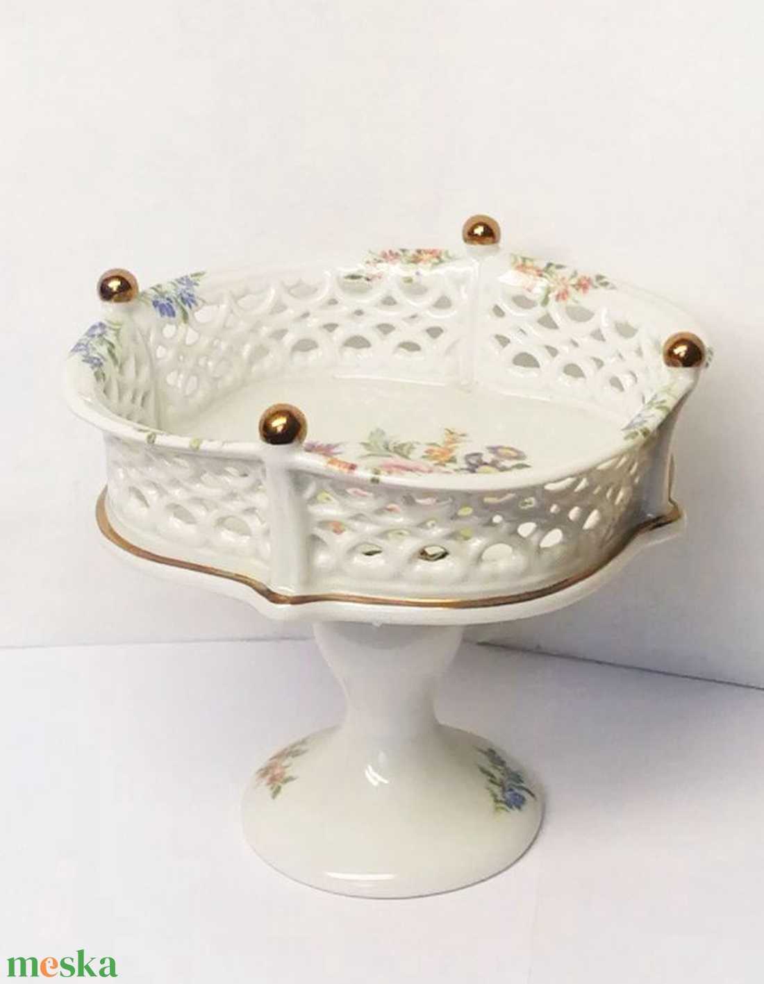 Áttört oldalú talpas festett porcelán cukorka kínáló Wallendorf Németországból - otthon & életmód - konyhafelszerelés, tálalás - tálalás - kínálótál - Meska.hu Áttört oldalú talpas festett porcelán cukorka kínáló Wallendorf Németországból - otthon & életmód - konyhafelszerelés, tálalás - tálalás - kínálótál - Meska.hu