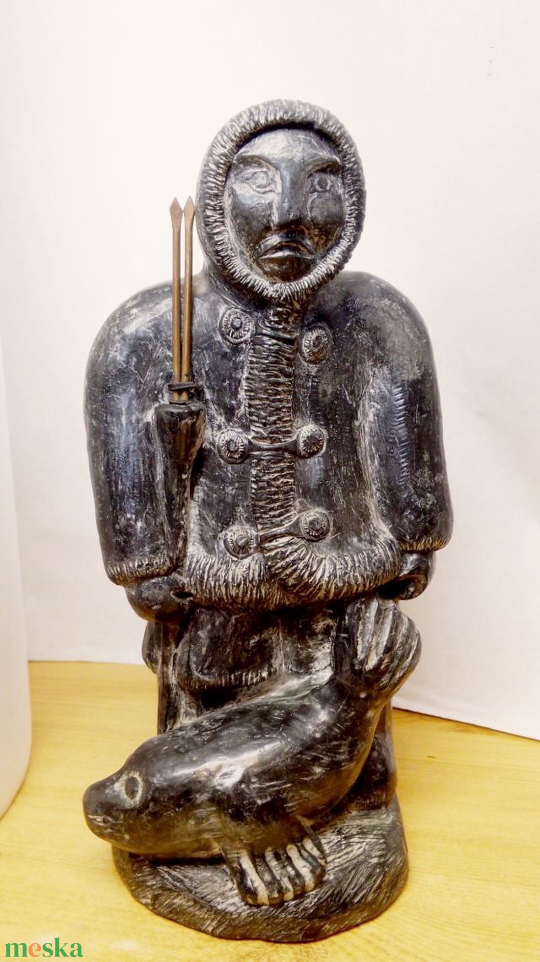 Inuit fókavadász felfegyverkezve, zsákmányával együtt Wolf Original szignált szappankő kisplasztika - művészet - szobor - kő - Meska.hu Inuit fókavadász felfegyverkezve, zsákmányával együtt Wolf Original szignált szappankő kisplasztika - művészet - szobor - kő - Meska.hu