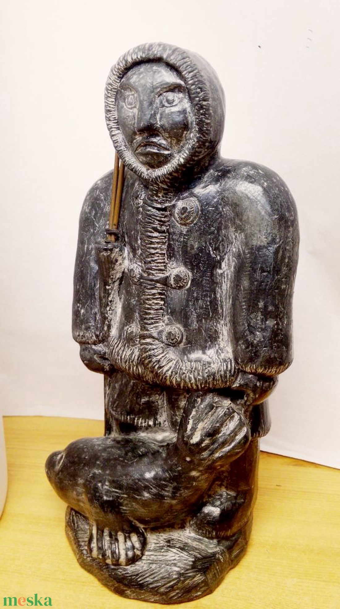 Inuit fókavadász felfegyverkezve, zsákmányával együtt Wolf Original szignált szappankő kisplasztika - művészet - szobor - kő - Meska.hu Inuit fókavadász felfegyverkezve, zsákmányával együtt Wolf Original szignált szappankő kisplasztika - művészet - szobor - kő - Meska.hu
