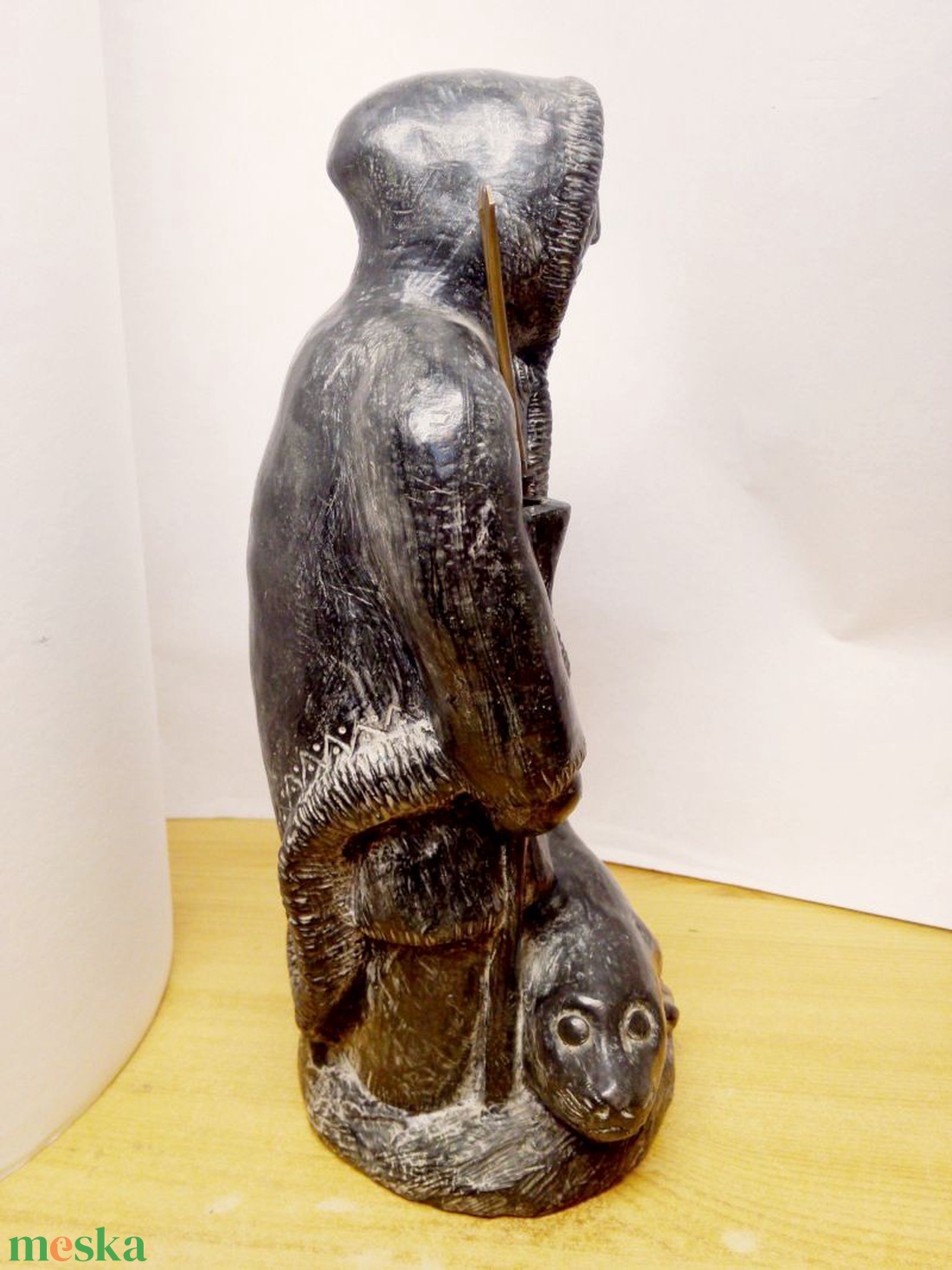 Inuit fókavadász felfegyverkezve, zsákmányával együtt Wolf Original szignált szappankő kisplasztika - művészet - szobor - kő - Meska.hu Inuit fókavadász felfegyverkezve, zsákmányával együtt Wolf Original szignált szappankő kisplasztika - művészet - szobor - kő - Meska.hu