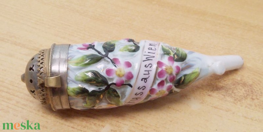 Bécsi domború felületű virágmintás porcelán pipafej réz kupakkal, Ausztriából - otthon & életmód - dekoráció - asztal és polc dekoráció - hamutál, öngyújtó, pipa - Meska.hu Bécsi domború felületű virágmintás porcelán pipafej réz kupakkal, Ausztriából - otthon & életmód - dekoráció - asztal és polc dekoráció - hamutál, öngyújtó, pipa - Meska.hu