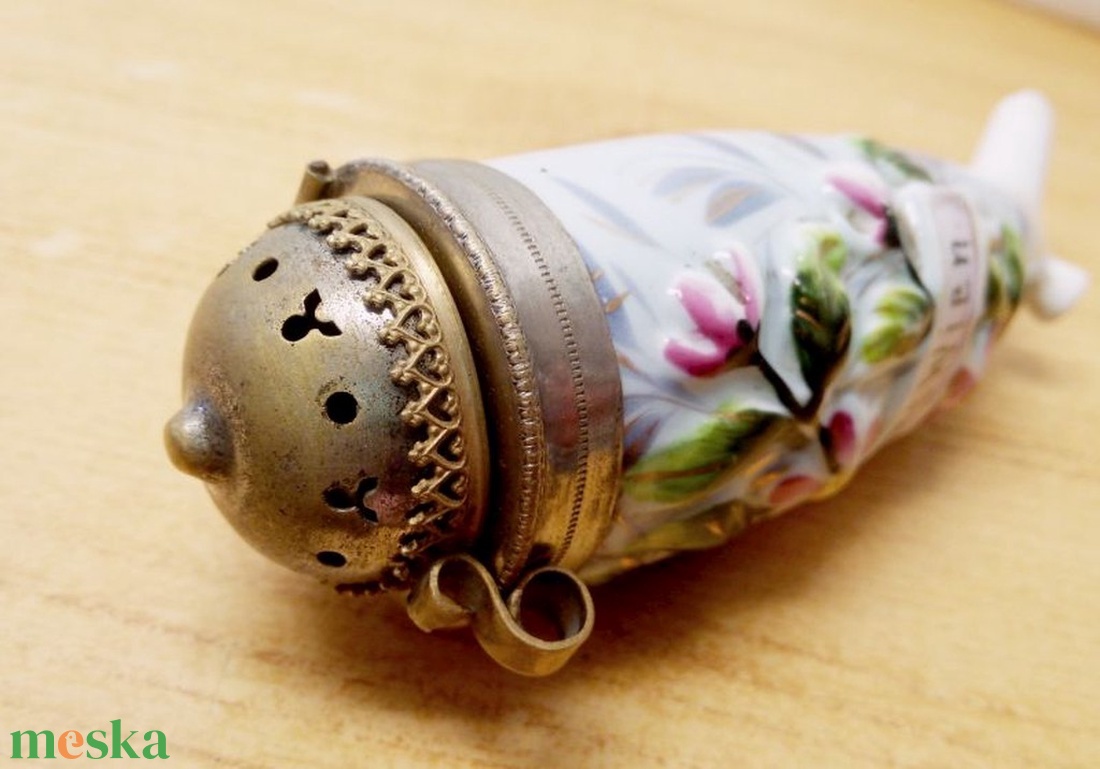 Bécsi domború felületű virágmintás porcelán pipafej réz kupakkal, Ausztriából - otthon & életmód - dekoráció - asztal és polc dekoráció - hamutál, öngyújtó, pipa - Meska.hu Bécsi domború felületű virágmintás porcelán pipafej réz kupakkal, Ausztriából - otthon & életmód - dekoráció - asztal és polc dekoráció - hamutál, öngyújtó, pipa - Meska.hu