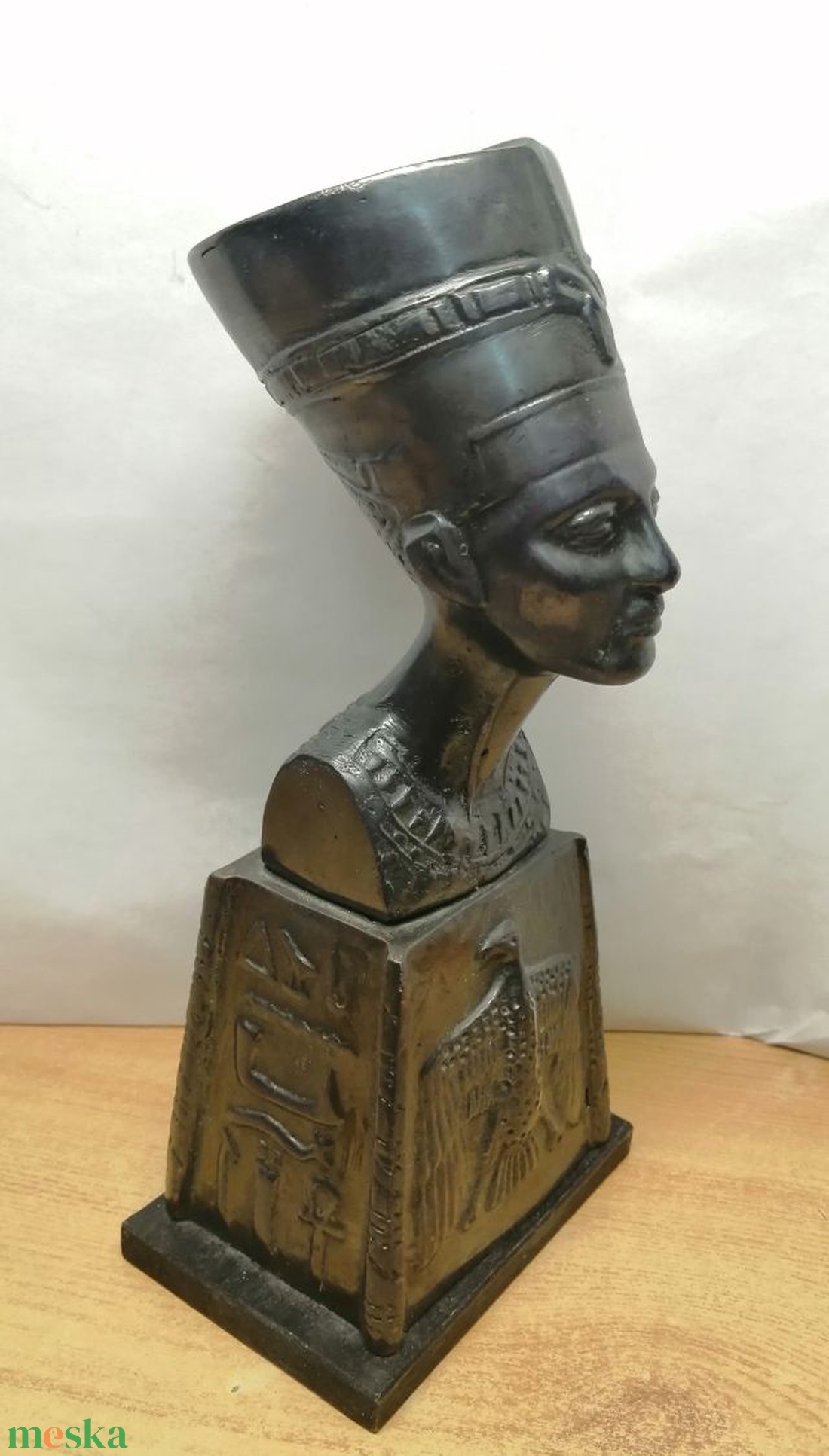Nefertiti az egyiptomi Ehnaton fáraó felesége, hieroglifákkal díszítve - művészet - szobor - fém - Meska.hu Nefertiti az egyiptomi Ehnaton fáraó felesége, hieroglifákkal díszítve - művészet - szobor - fém - Meska.hu