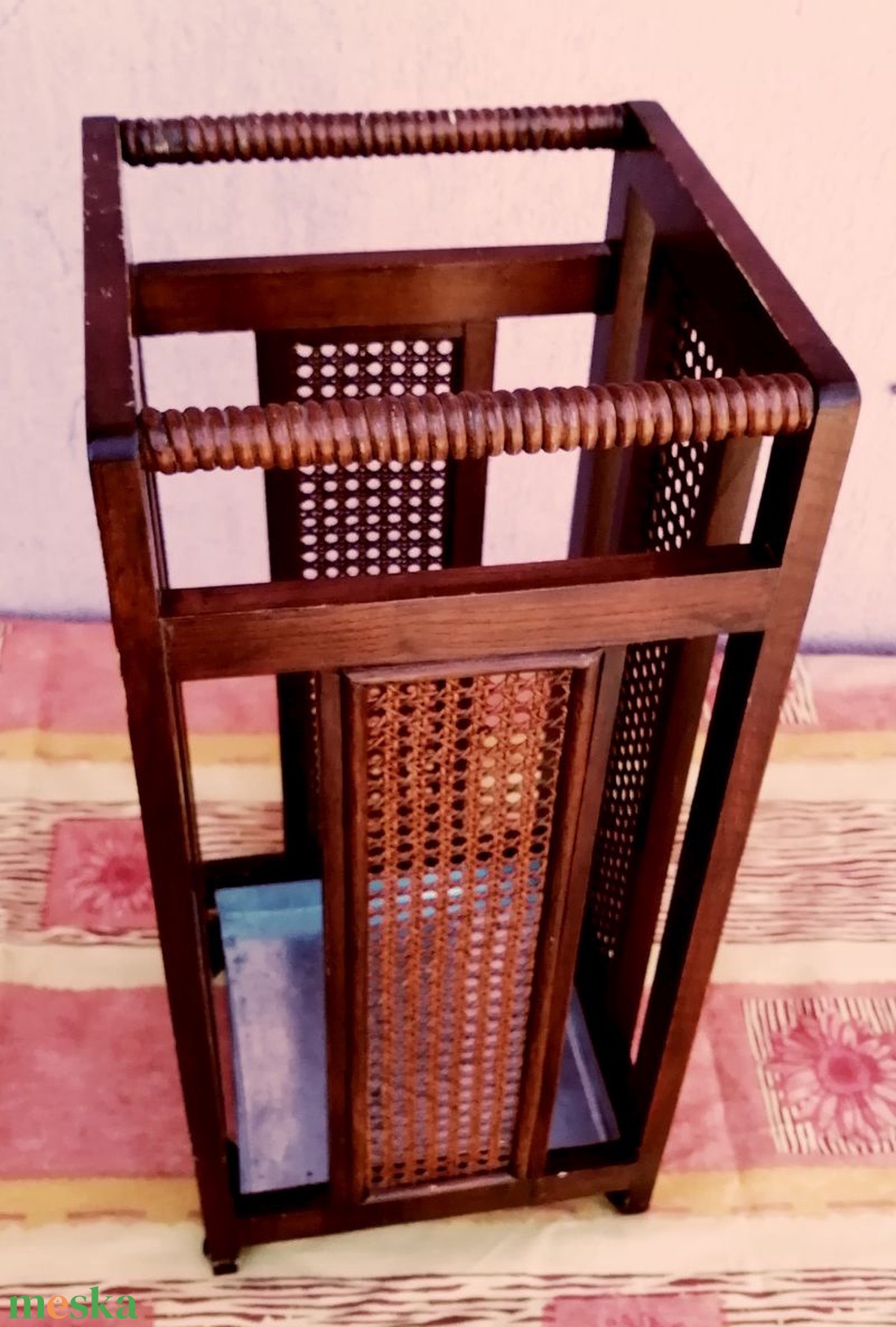 Nádfonatos oldalfalú esernyőtartó az 1960-s évekből. Egyedi kézműves alkotás - otthon & életmód - bútor - esernyőtartó - Meska.hu Nádfonatos oldalfalú esernyőtartó az 1960-s évekből. Egyedi kézműves alkotás - otthon & életmód - bútor - esernyőtartó - Meska.hu