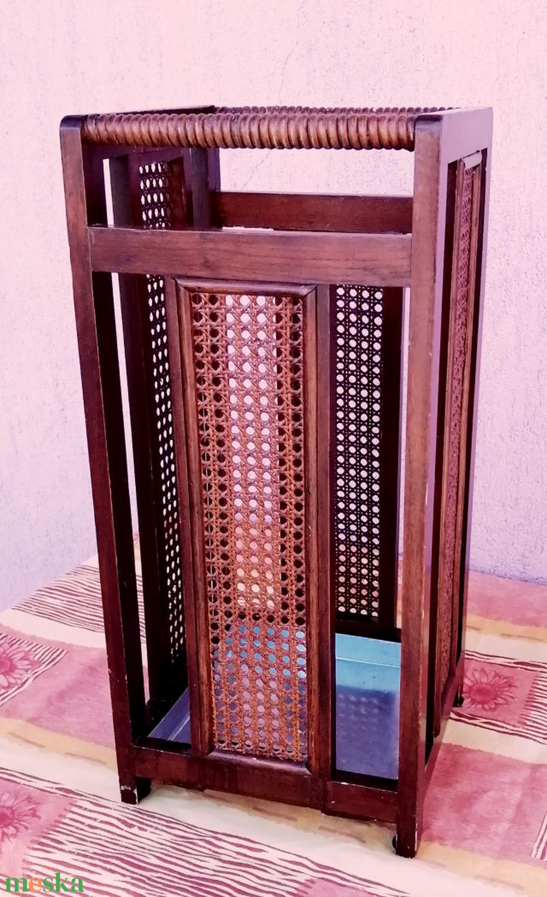 Nádfonatos oldalfalú esernyőtartó az 1960-s évekből. Egyedi kézműves alkotás - otthon & életmód - bútor - esernyőtartó - Meska.hu Nádfonatos oldalfalú esernyőtartó az 1960-s évekből. Egyedi kézműves alkotás - otthon & életmód - bútor - esernyőtartó - Meska.hu