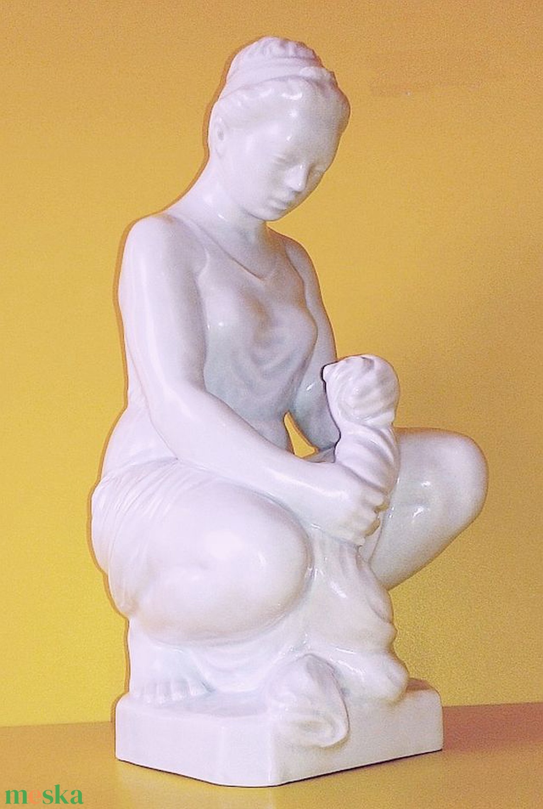 Ruhafacsarás. Kákonyi István porcelán szobra, egyedi műtárgy a vitrined polcára - művészet - szobor - kerámia - Meska.hu Ruhafacsarás. Kákonyi István porcelán szobra, egyedi műtárgy a vitrined polcára - művészet - szobor - kerámia - Meska.hu