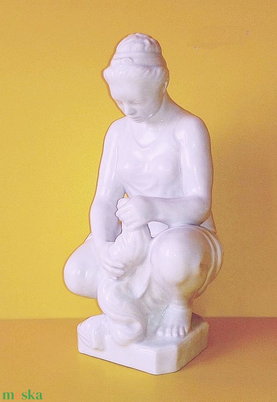 Ruhafacsarás. Kákonyi István porcelán szobra, egyedi műtárgy a vitrined polcára - művészet - szobor - kerámia - Meska.hu Ruhafacsarás. Kákonyi István porcelán szobra, egyedi műtárgy a vitrined polcára - művészet - szobor - kerámia - Meska.hu