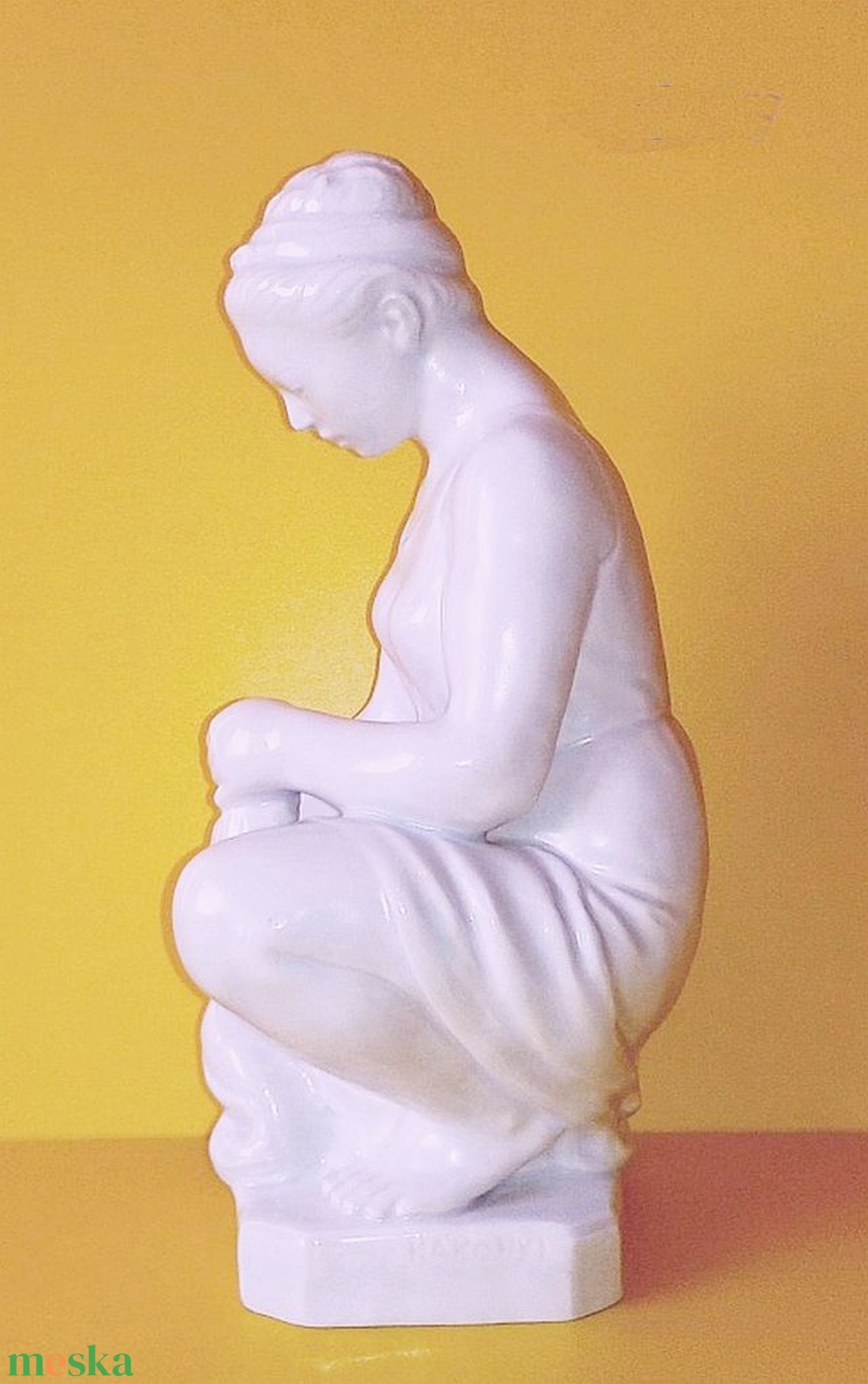 Ruhafacsarás. Kákonyi István porcelán szobra, egyedi műtárgy a vitrined polcára - művészet - szobor - kerámia - Meska.hu Ruhafacsarás. Kákonyi István porcelán szobra, egyedi műtárgy a vitrined polcára - művészet - szobor - kerámia - Meska.hu