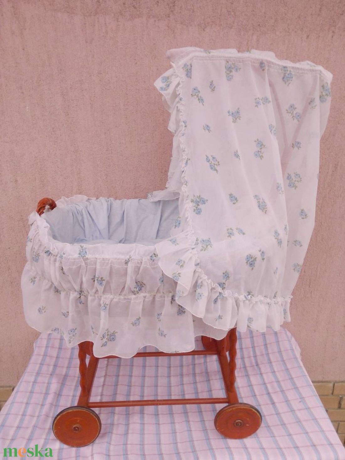 Retro ringató babakocsi favázas, fonott kosárral ágyneművel, napvédővel - otthon & életmód - babaszoba, gyerekszoba - babafészek - Meska.hu Retro ringató babakocsi favázas, fonott kosárral ágyneművel, napvédővel - otthon & életmód - babaszoba, gyerekszoba - babafészek - Meska.hu