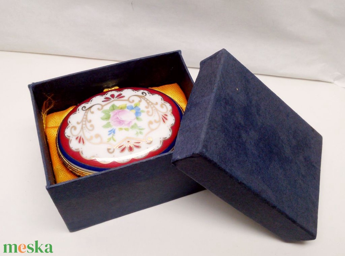 Rózsás ovális lábakon álló ékszeres szelence porcelánból - ékszer - ékszertartó - ékszerdoboz - Meska.hu Rózsás ovális lábakon álló ékszeres szelence porcelánból - ékszer - ékszertartó - ékszerdoboz - Meska.hu